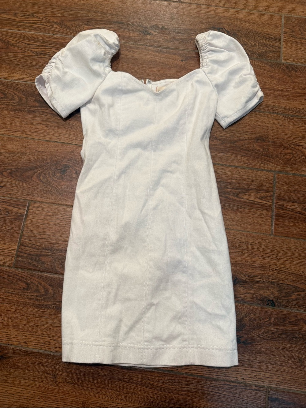 ✨Alice + Olivia White Puff-Sleeve Sheath Dress